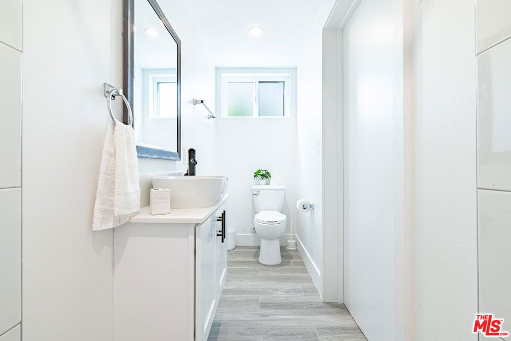 Image 9 of property listing at 1597 W 37th Street, Los Angeles, CA 90018