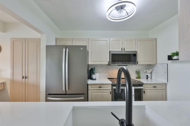 214 GLENELLEN PLACE 201, Sun City Center, FL 33573