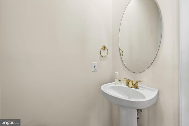 8831 ASHGROVE HOUSE LN, Vienna, VA 22182