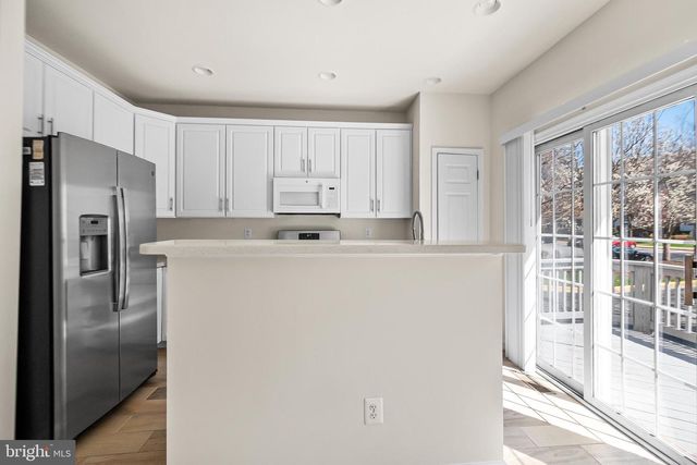 8831 ASHGROVE HOUSE LN, Vienna, VA 22182