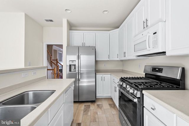 8831 ASHGROVE HOUSE LN, Vienna, VA 22182