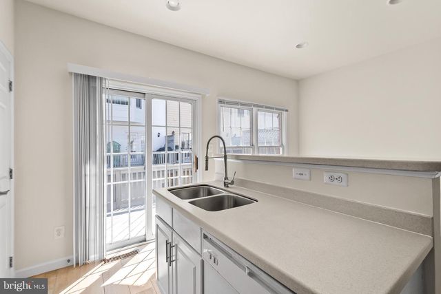 8831 ASHGROVE HOUSE LN, Vienna, VA 22182