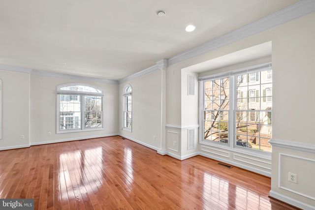 8831 ASHGROVE HOUSE LN, Vienna, VA 22182