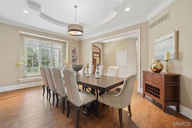 9 Graybridge Drive, Ladue, MO 63124