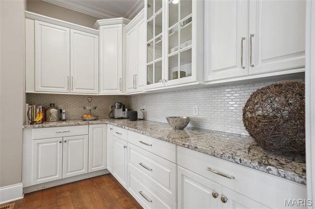 9 Graybridge Drive, Ladue, MO 63124