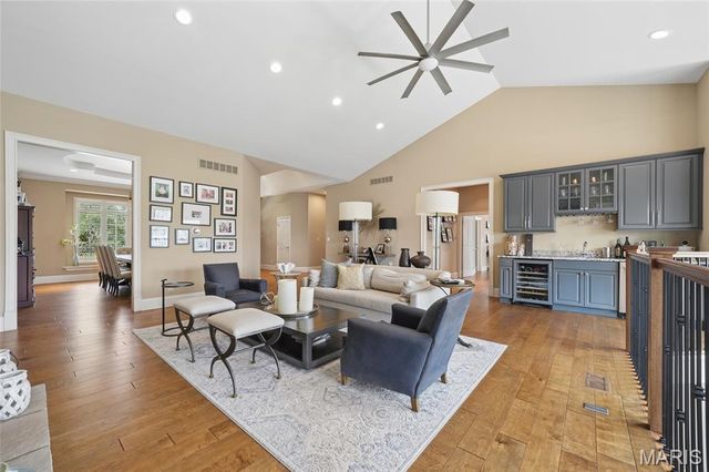 9 Graybridge Drive, Ladue, MO 63124