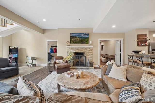 9 Graybridge Drive, Ladue, MO 63124