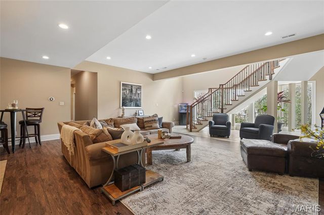 9 Graybridge Drive, Ladue, MO 63124