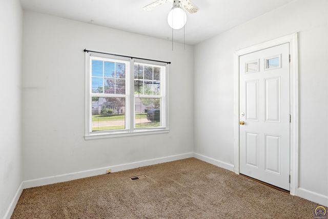 927 SW Medford AVE, Topeka, KS 66606