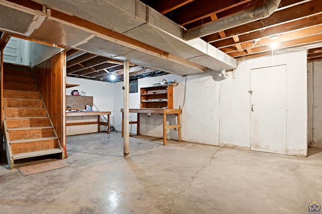 927 SW Medford AVE, Topeka, KS 66606