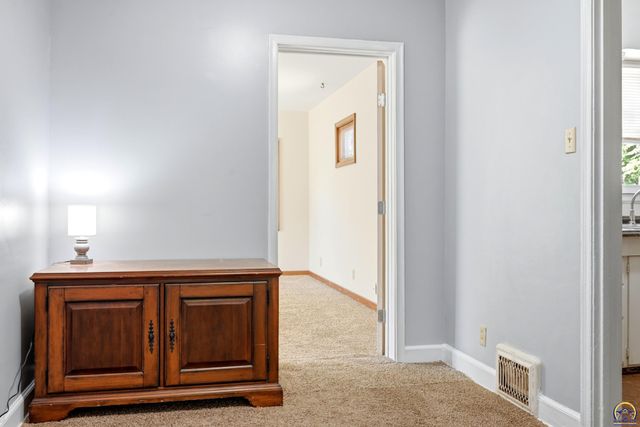 927 SW Medford AVE, Topeka, KS 66606