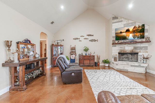 946 County Road 361, La Vernia, TX 78121