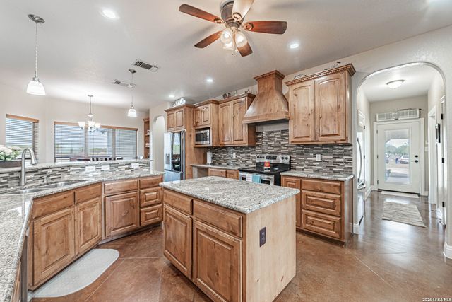 946 County Road 361, La Vernia, TX 78121