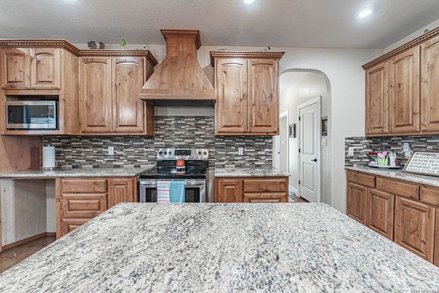 946 County Road 361, La Vernia, TX 78121