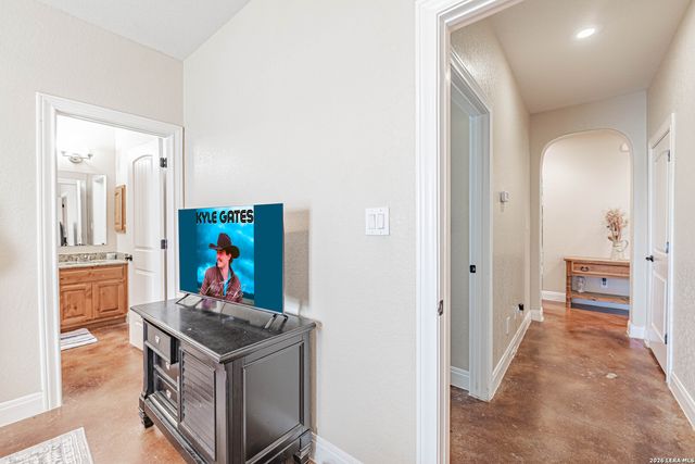 946 County Road 361, La Vernia, TX 78121