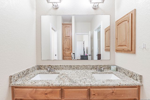 946 County Road 361, La Vernia, TX 78121