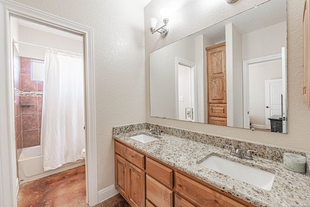 946 County Road 361, La Vernia, TX 78121