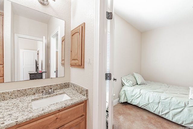 946 County Road 361, La Vernia, TX 78121