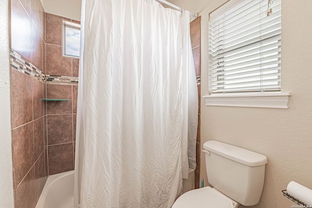 946 County Road 361, La Vernia, TX 78121