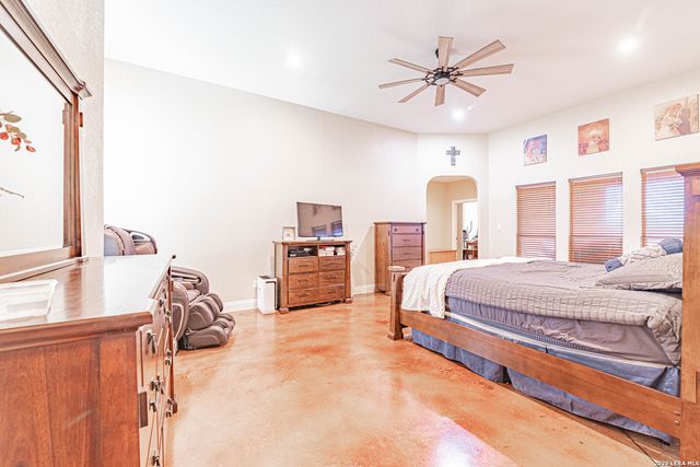 946 County Road 361, La Vernia, TX 78121