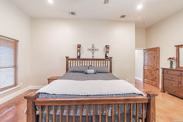 946 County Road 361, La Vernia, TX 78121