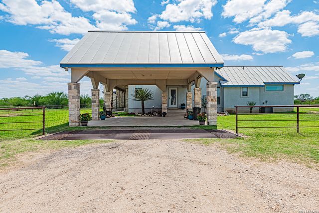 946 County Road 361, La Vernia, TX 78121