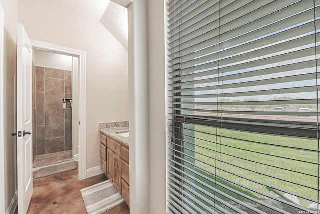 946 County Road 361, La Vernia, TX 78121