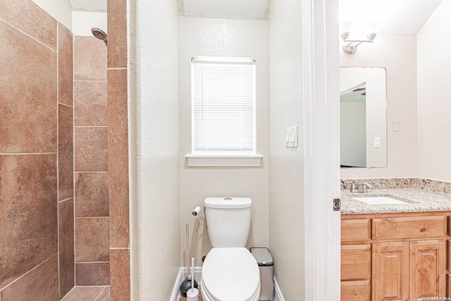 946 County Road 361, La Vernia, TX 78121