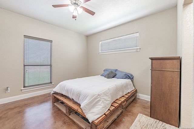 946 County Road 361, La Vernia, TX 78121