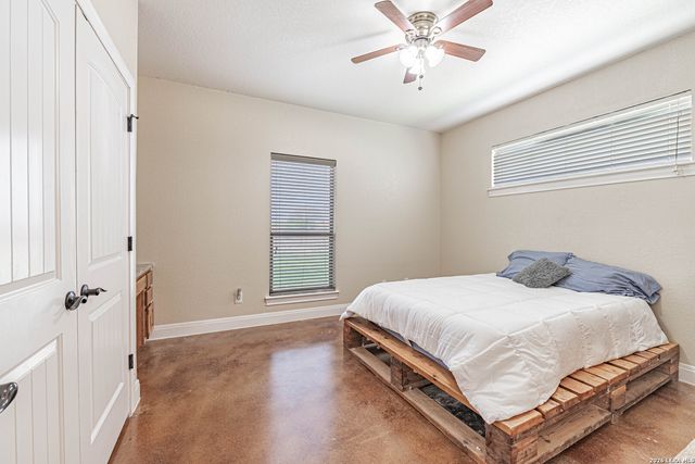 946 County Road 361, La Vernia, TX 78121