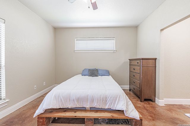 946 County Road 361, La Vernia, TX 78121