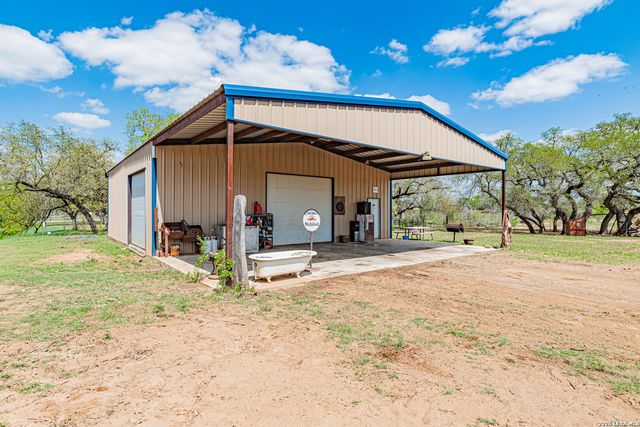 946 County Road 361, La Vernia, TX 78121