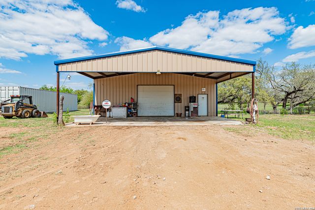 946 County Road 361, La Vernia, TX 78121