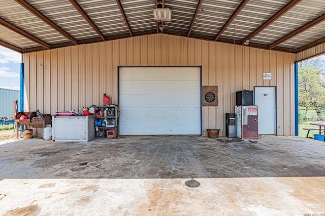 946 County Road 361, La Vernia, TX 78121