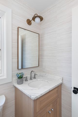 19 Laurel Hill Ln, Winchester, MA 01890