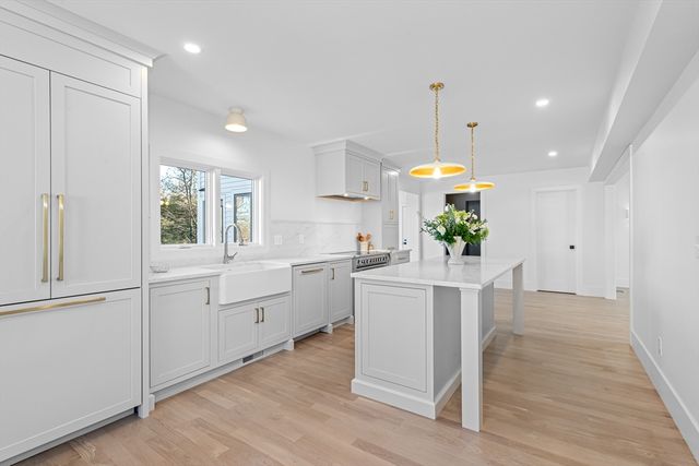 19 Laurel Hill Ln, Winchester, MA 01890