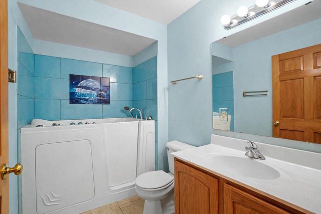 950 Spyglass HILL, Waterford, WI 53185