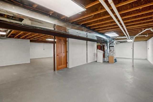 950 Spyglass HILL, Waterford, WI 53185