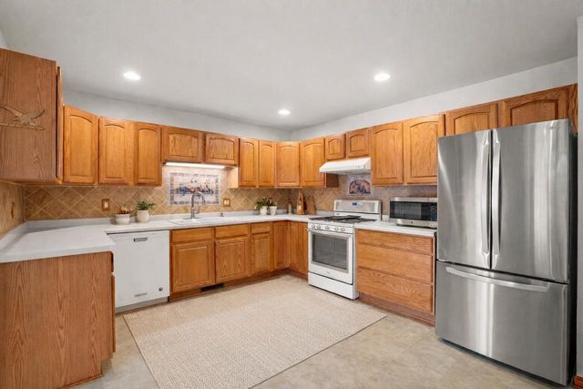 950 Spyglass HILL, Waterford, WI 53185