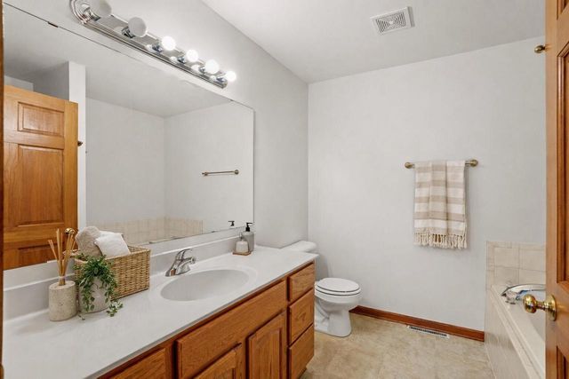 950 Spyglass HILL, Waterford, WI 53185