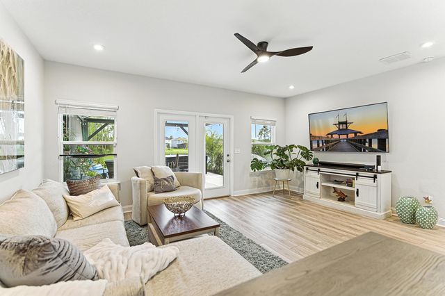 105 Meadow Creek Dr, St Johns, FL 32259