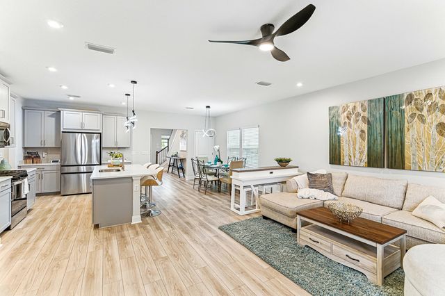 105 Meadow Creek Dr, St Johns, FL 32259