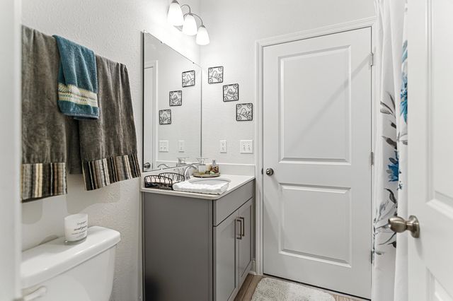 105 Meadow Creek Dr, St Johns, FL 32259