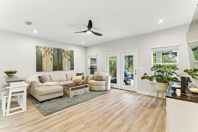 105 Meadow Creek Dr, St Johns, FL 32259