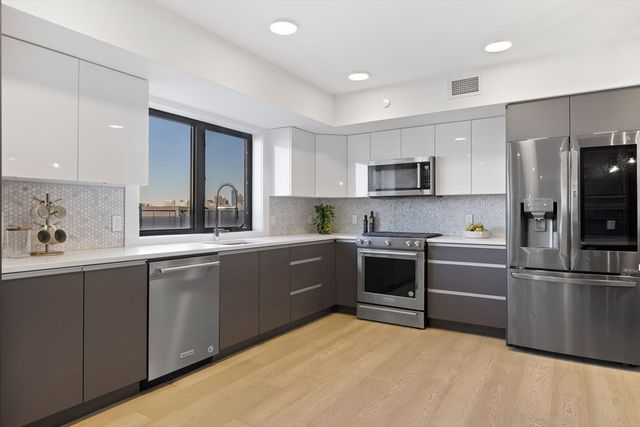 85 Willow Court PH501, Boston, MA 02125