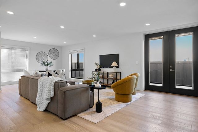 85 Willow Court PH501, Boston, MA 02125