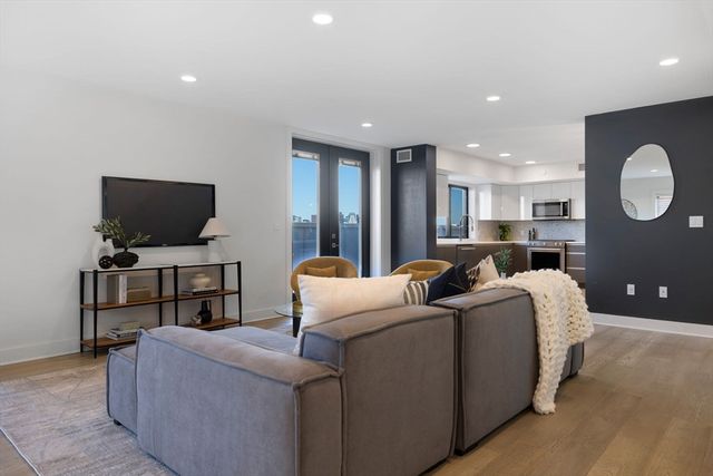 85 Willow Court PH501, Boston, MA 02125