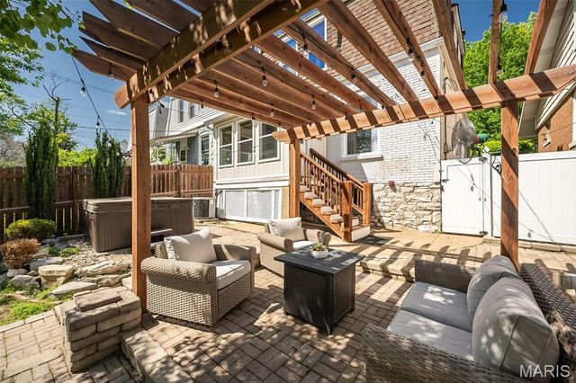 6284 Reber Place, St Louis, MO 63139