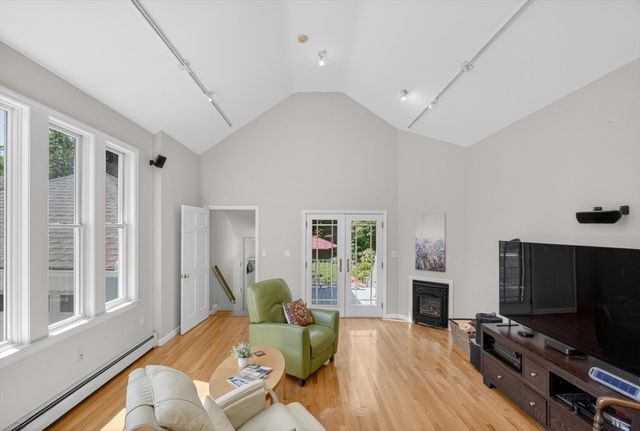 12 Middle St, Lexington, MA 02421
