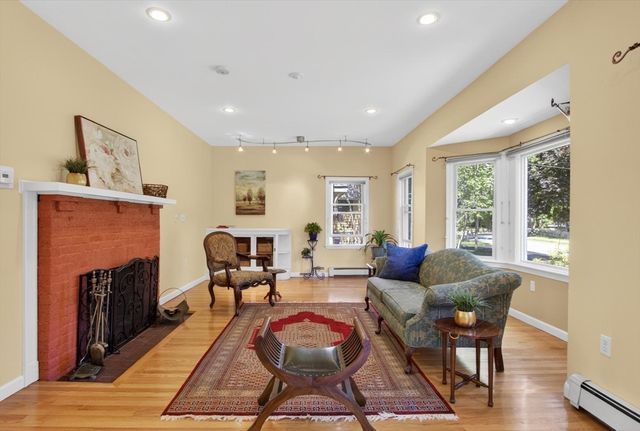 12 Middle St, Lexington, MA 02421